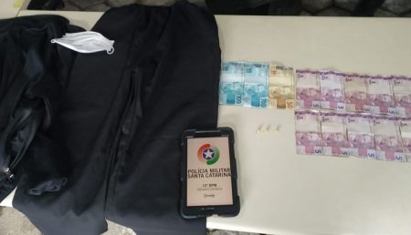 Homem é flagrado comprando drogas após assaltar farmácia em Balneário Camboriú