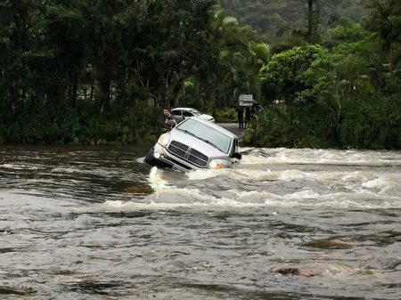 Picape de luxo cai em rio após condutor tentar atravessar ponte em Garuva