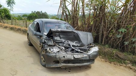 Colisão entre carro e caminhão ocorre em Dona Emma