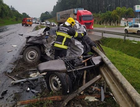 Homem morre após colisão envolvendo quatro veículos na BR 116 em Mafra