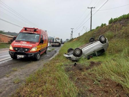 Veículo com três ocupantes tomba após sair de pista em Agrolândia 