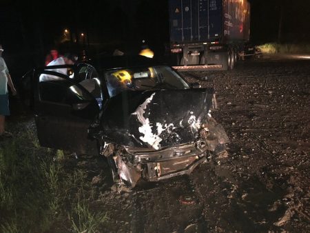 Colisão entre carreta e carro deixa quatro feridos em Trombudo Central