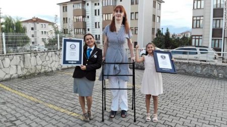 Com 2,15 metros de altura, jovem turca entra para o Livro dos Recordes como a mulher mais alta do mundo