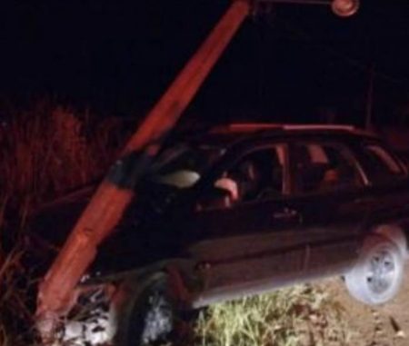 Motorista bate em poste e foge do local em Pomerode