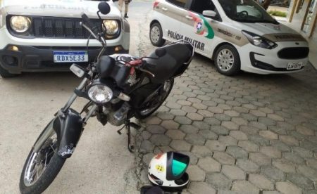 Adolescente é flagrado empinando moto em Rio do Sul