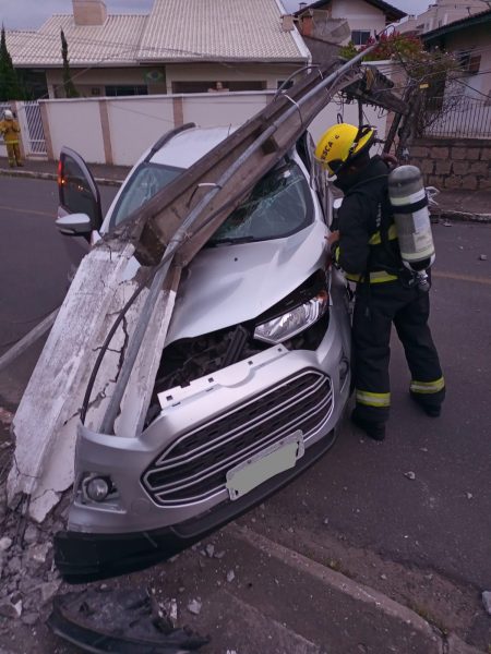 Poste cai sobre veículo após acidente em Indaial