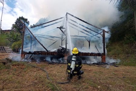 Bombeiros Voluntários combatem incêndio em Indaial