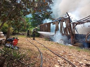 Bombeiros Voluntários combatem incêndio em Indaial