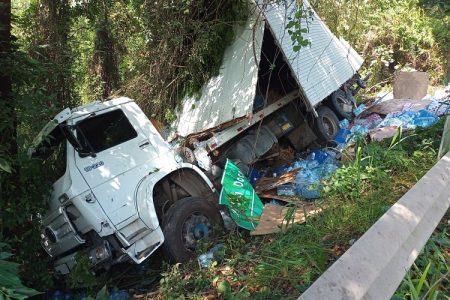 Caminhão sai de pista e tomba em Pouso Redondo