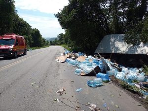 Caminhão sai de pista e tomba em Pouso Redondo