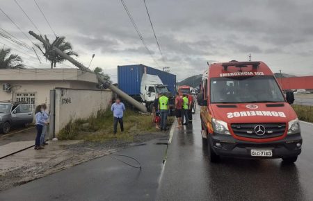 Carreta colide contra poste na BR-470 em Navegantes