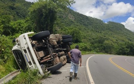 Carreta tomba na BR-470 em Ibirama