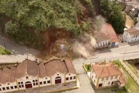 Casarão histórico é atingido por deslizamento de terra em Ouro Preto, MG