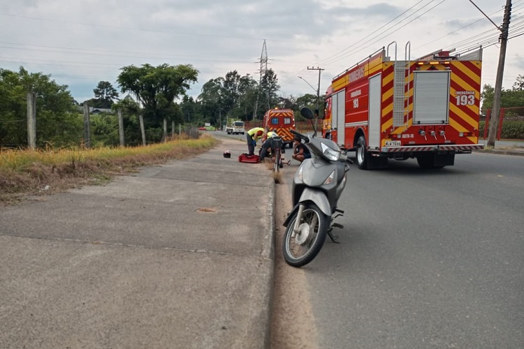 Ciclista sofre ferimentos após colisão contra moto em Timbó