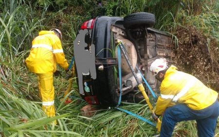 Condutor é resgatado após capotar veículo em Blumenau