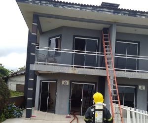 Corpo de Bombeiros de Itapoá atende incêndio em residência