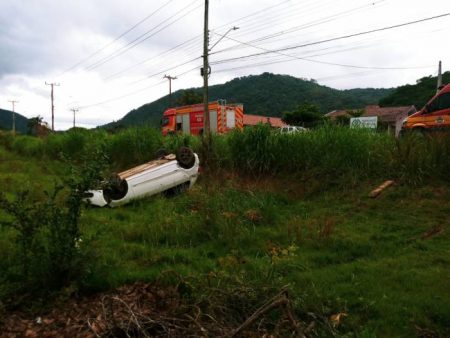 Carro capota após acidente no São Roque em Timbó
