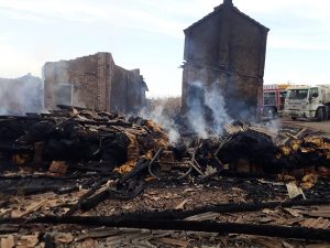 Estufas de fumo são destruídas por incêndio em Rio do Oeste