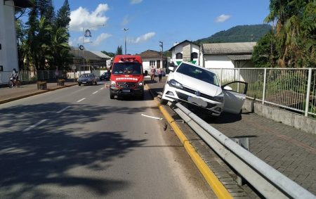 Homem sofre acidente a caminho do hospital em Timbó