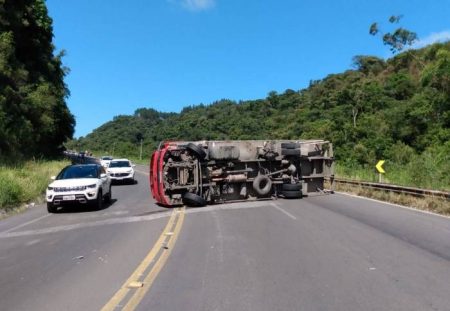 Caminhão tomba após colidir com carro em Pouso Redondo