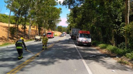 Carro capota após acidente em Ibirama