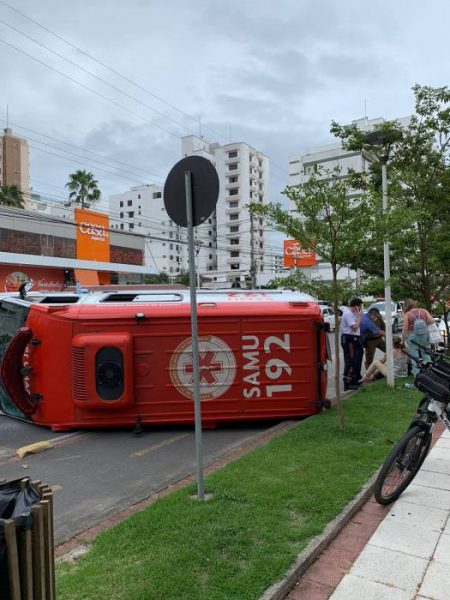 Viatura do SAMU capota em Blumenau