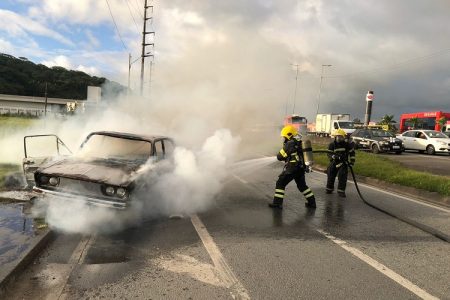 Incêndio destrói veículo na BR-101 em Itajaí