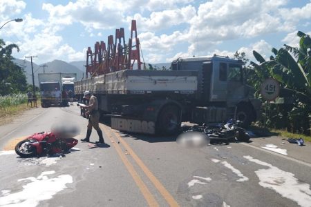 Motociclistas morrem após colisão contra carreta em SC