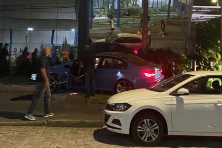 Motorista quase invade hospital de Blumenau com BMW avaliada em R$400 mil