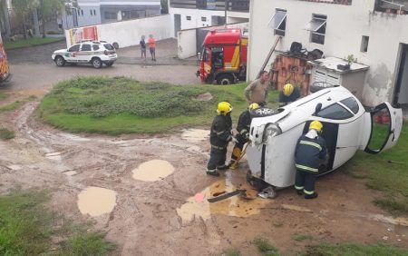 Mulher sofre ferimentos ao capotar veículo em Gaspar