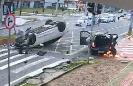 Carro capota após colidir com outro veículo em Itajaí