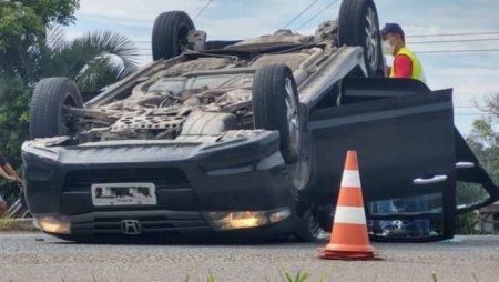 Carro capota após colisão em Blumenau