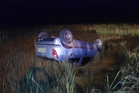 Veículo sai de pista e capota em Ascurra