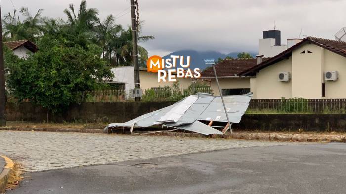 Parecia um tornado, relata morador após temporal em Timbó
