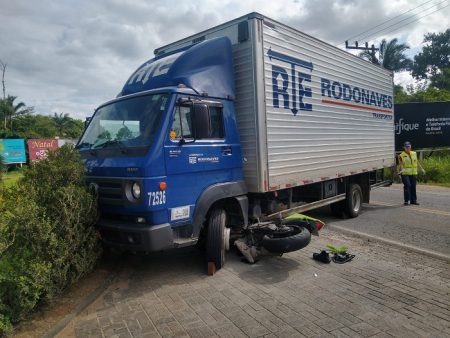 Motociclista vai parar embaixo de caminhão após acidente em Timbó