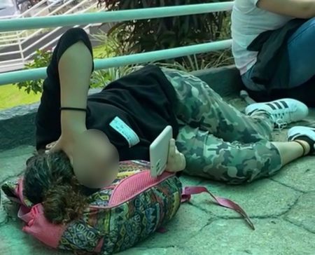 Pacientes deito no chão a espera de atendimento no Hospital Oase de Timbó
