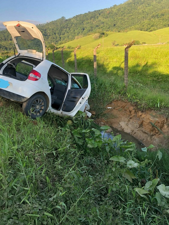 Passageiro fica preso no painel do carro após acidente em Rio dos Cedros