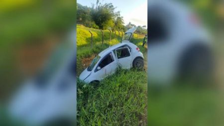 Passageira fica presa no painel do carro após acidente em Rio dos Cedros