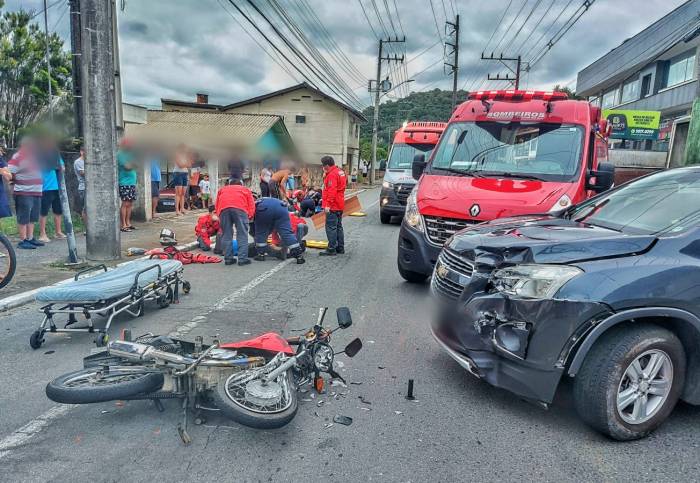 Colisão deixa dois jovens feridos em Jaraguá do Sul