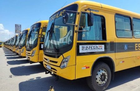 Governo de SC entrega mais 40 ônibus para reforçar o transporte escolar