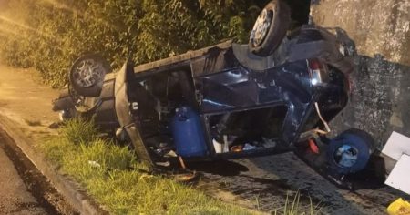Carro capota após acidente em Blumenau