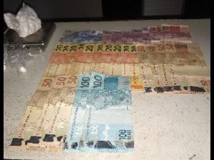 Dinheiro, droga, arma e munições apreendido em Blumenau