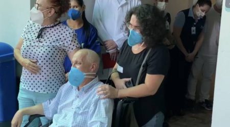 Paciente recebe alta hospitalar e ganha surpresa de amigos e familiares em Blumenau
