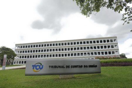 Governador Carlos Moisés recorre ao TCU para evitar aumento na tarifa de energia elétrica