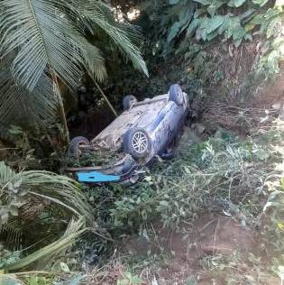 Carro cai em ribanceira após acidente em Apiúna