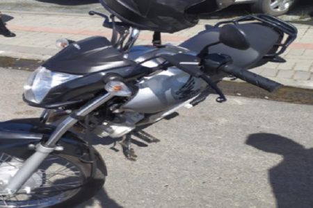 Motociclista colide contra automóvel em Indaial