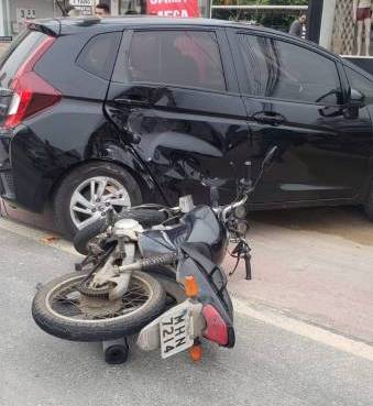 Motociclista fica ferido após colidir contra carro em Ilhota