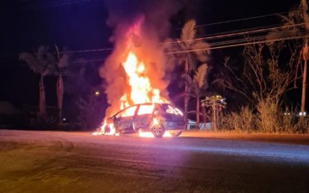 Falha mecânica faz carro pegar fogo em Gaspar