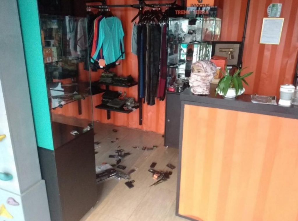 Ladrões furtaram facas e canivetes de uma loja em Timbó