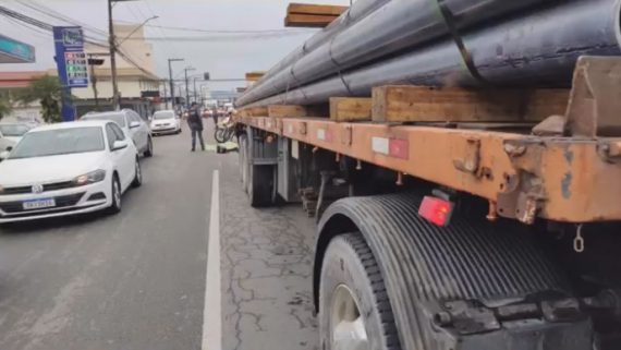 Mulher morre ao ter a cabeça esmagada por caminhão em Itajaí